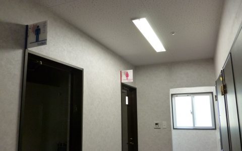 沖縄中央福祉会彩風の杜 新築工事 トイレ案内サイン