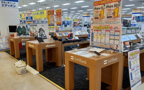 エディオン 西原シティ店 携帯キャリア什器シート貼り